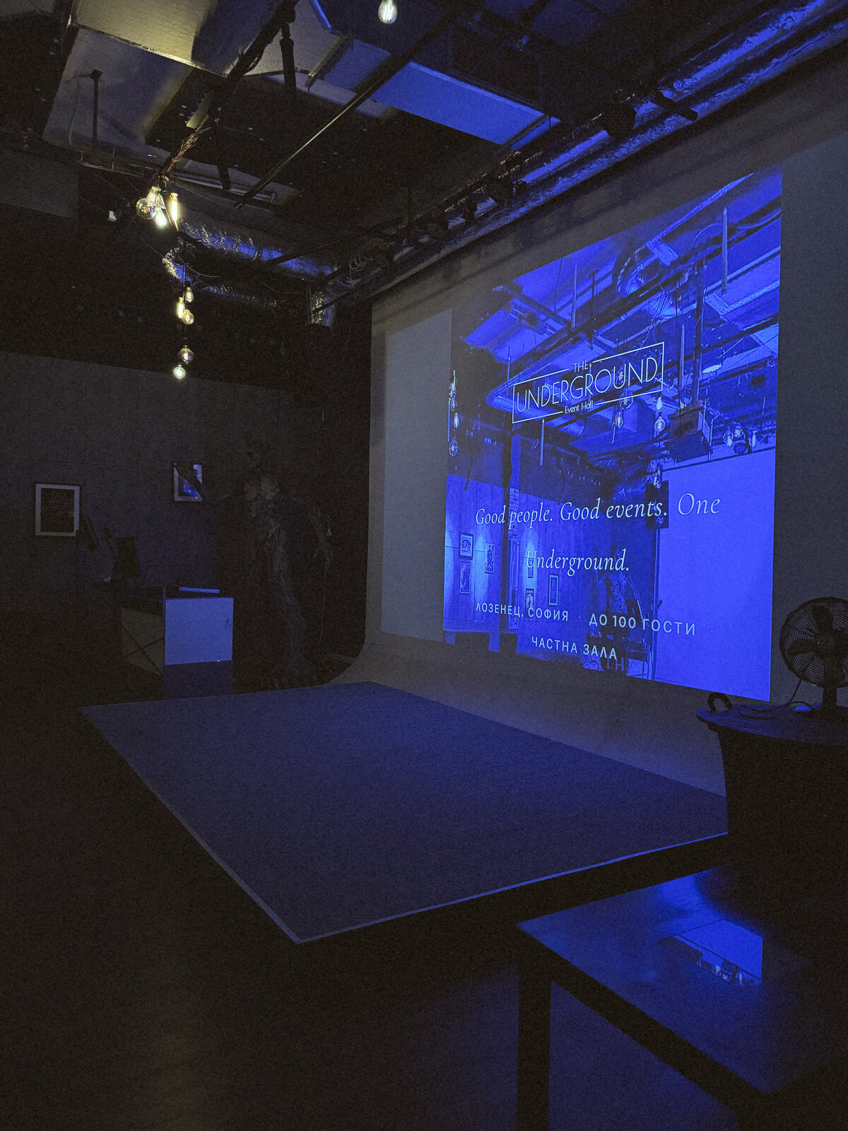 Сцена и голям екран в The Underground Event Hall